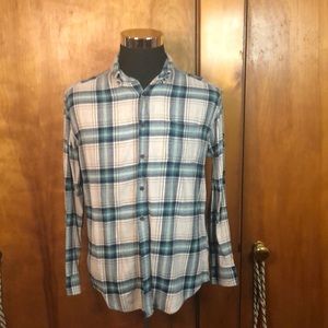 Croft & Barrow Long Sleeved Plaid Woven Shirt. Medium.